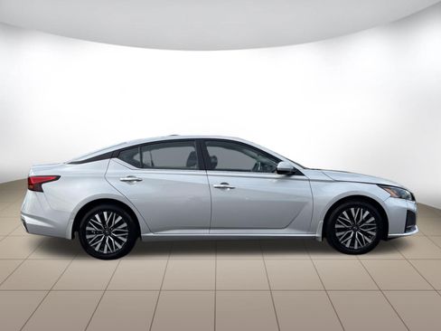 Used 2024 Nissan Altima 2.5 SV w/ SV Premium Package FWD image 8