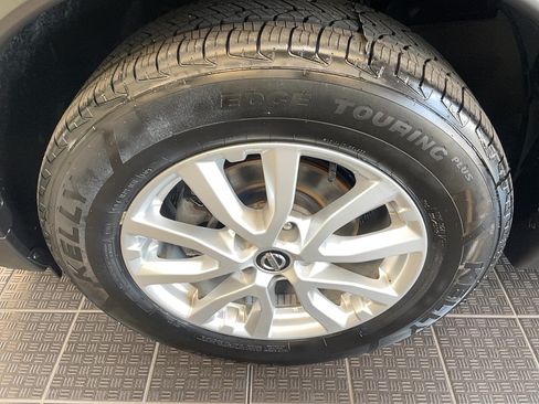 Used 2017 Nissan Rogue SV w/ SV Premium Package AWD/4WD image 5