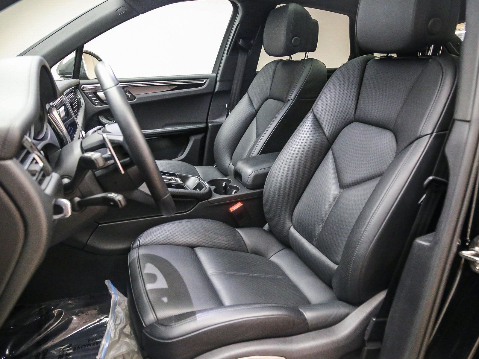 Certified 2026 Porsche Macan Turbo AWD/4WD image 8