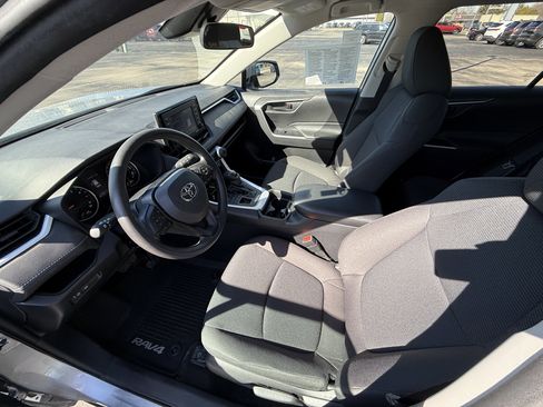 Used 2021 Toyota RAV4 LE image 9