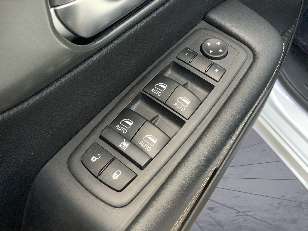 Used 2025 Chrysler Pacifica Select FWD image 11