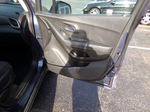 Used 2018 Chevrolet Trax LS FWD image 27