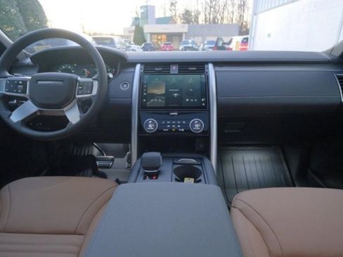 Used 2025 Land Rover Discovery Dynamic SE AWD/4WD image 21