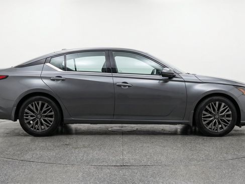 Used 2025 Nissan Altima 2.5 SV FWD image 11