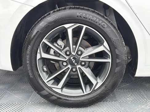 Used 2024 Kia Forte LXS w/ LXS Technology Package FWD image 18