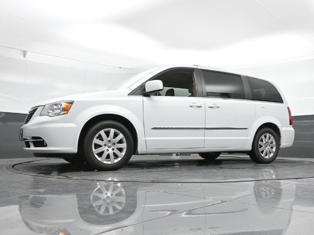 Used 2016 Chrysler Town & Country Touring FWD image 44