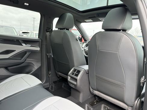 New 2026 Volkswagen Tiguan SE R-Line FWD image 18