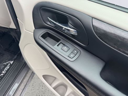 Used 2019 Dodge Grand Caravan SE w/ UConnect Hands-Free Group FWD image 34
