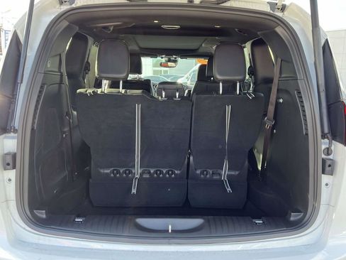 Used 2025 Chrysler Pacifica Select w/ Uconnect Theater Family Group image 12