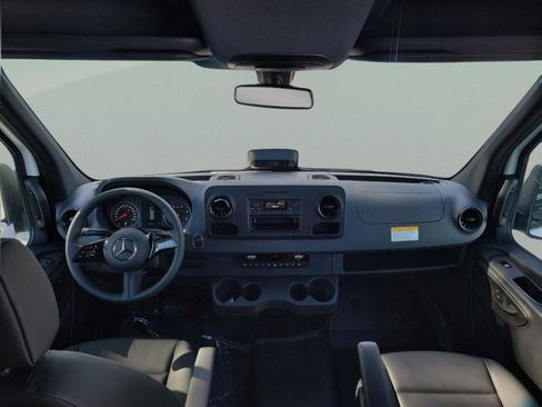 Used 2025 Mercedes-Benz Sprinter 2500 image 10