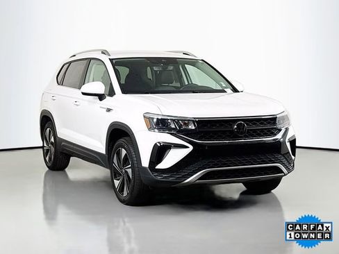 Used 2024 Volkswagen Taos SE image 1