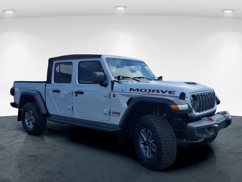 Used 2024 Jeep Gladiator Mojave w/ Technology Group AWD/4WD image 5