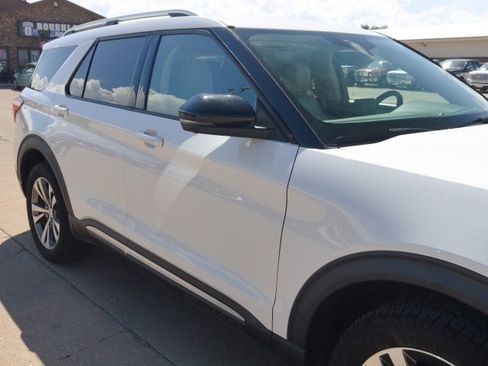Used 2020 Ford Explorer Platinum w/ Premium Technology Package AWD/4WD image 10