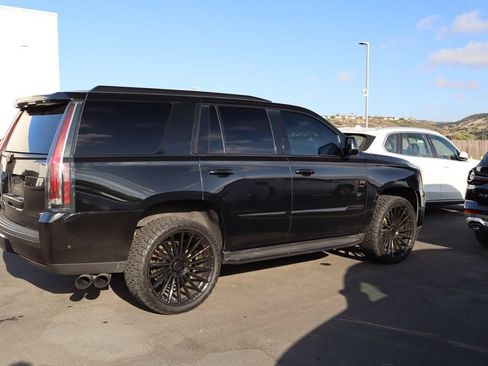 Used 2019 Cadillac Escalade Luxury RWD image 2