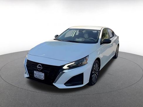 Used 2025 Nissan Altima 2.5 SV FWD image 7