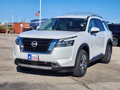 New 2025 Nissan Pathfinder SL image 2