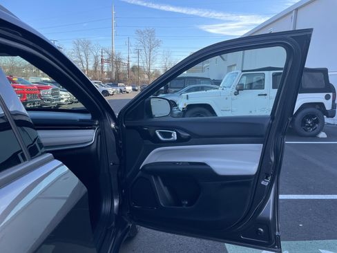 Certified 2024 Jeep Compass Limited image 9