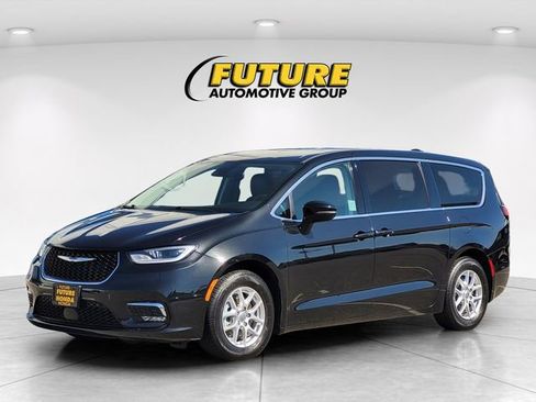 Used 2023 Chrysler Pacifica Touring-L FWD image 5