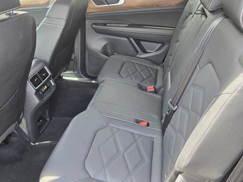 Certified 2025 Volkswagen Atlas SE FWD image 12