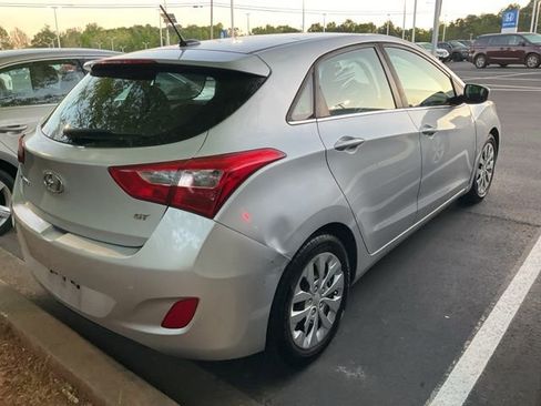 Used 2017 Hyundai Elantra GT image 5