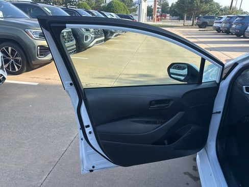 Used 2025 Toyota Corolla LE FWD image 9