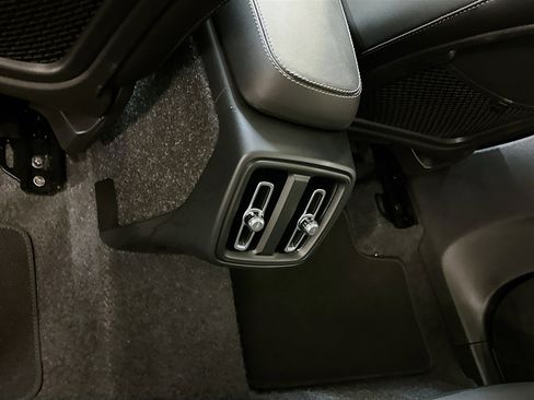 Used 2025 Volvo XC40 B5 Core image 29