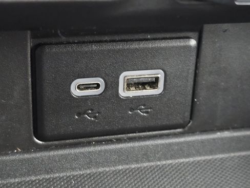 Used 2024 Chevrolet Suburban LT image 8