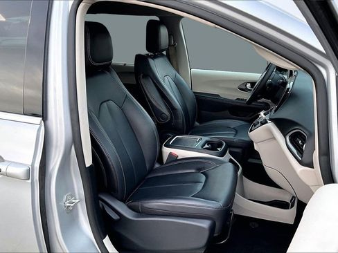 Used 2024 Chrysler Pacifica Touring-L image 7