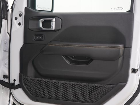 Used 2025 Jeep Wrangler Sahara image 11