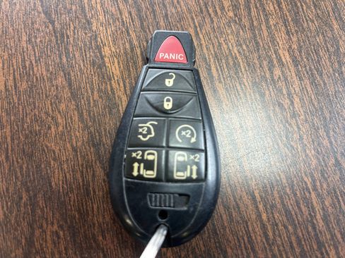Used 2014 Chrysler Town & Country Touring-L FWD image 35