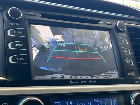 Used 2019 Toyota Highlander XLE AWD/4WD image 22
