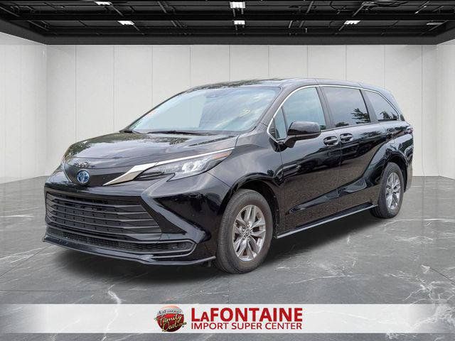 Certified 2025 Toyota Sienna LE FWD image 1