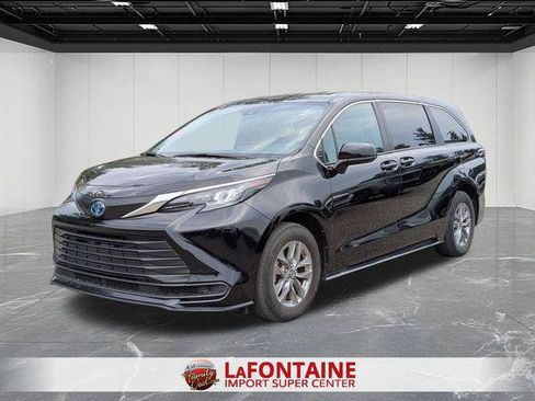 Certified 2025 Toyota Sienna LE FWD image 1