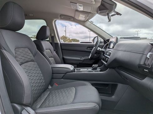 Used 2025 Nissan Pathfinder SV image 17