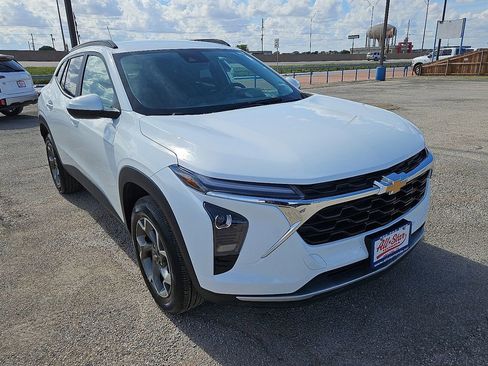 Used 2025 Chevrolet Trax LT FWD image 11