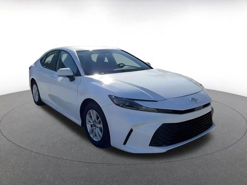 Used 2025 Toyota Camry LE image 3