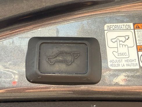 Used 2018 Toyota RAV4 AWD Hybrid image 13