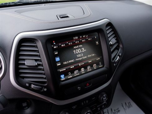 Used 2018 Jeep Cherokee Latitude Plus w/ Cold Weather Group AWD/4WD image 34
