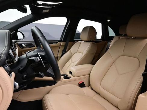 Certified 2025 Porsche Macan AWD/4WD image 5
