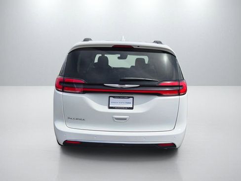 Used 2022 Chrysler Pacifica Touring-L FWD image 9