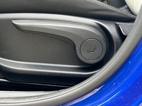 Certified 2025 Hyundai Venue SEL FWD image 25