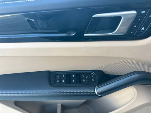 Used 2022 Porsche Cayenne E-Hybrid image 12