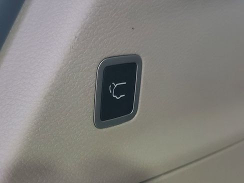 Used 2023 Chrysler Pacifica Touring-L FWD image 28