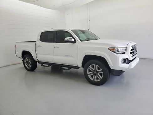 Used 2019 Toyota Tacoma Limited image 3