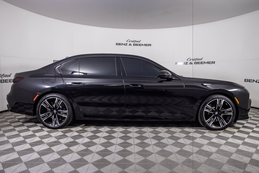 Used 2023 BMW 760i xDrive w/ Luxury Rear Seating Package AWD/4WD image 3