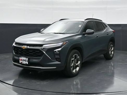 Used 2025 Chevrolet Trax LT w/ LT Convenience Package FWD image 5