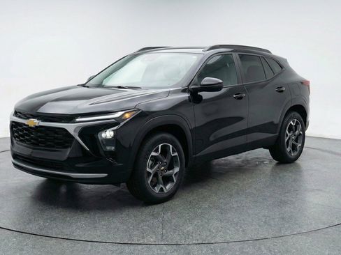 Used 2025 Chevrolet Trax LT image 3