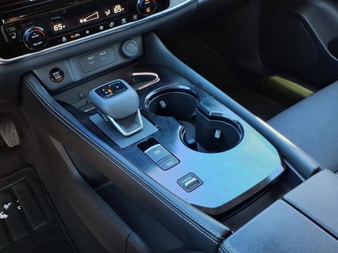 Used 2024 Nissan Rogue Platinum image 16