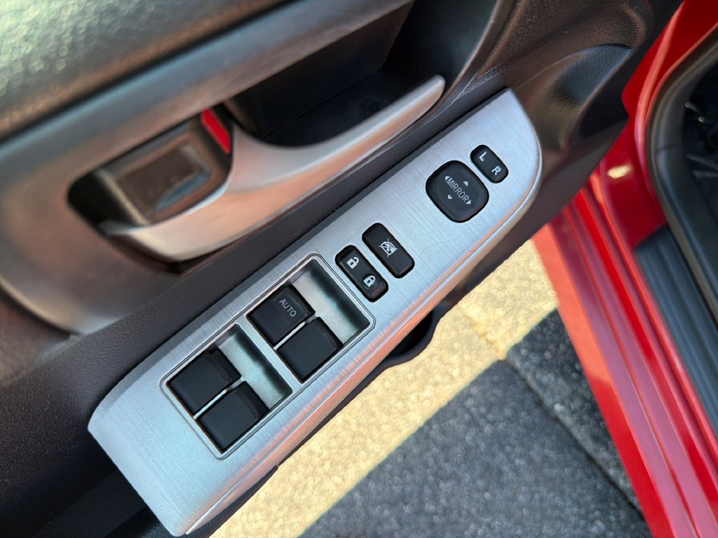 Used 2014 Toyota Camry SE FWD image 13