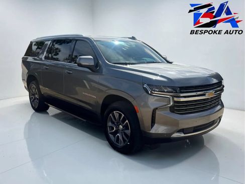 Used 2022 Chevrolet Suburban LT w/ Luxury Package RWD image 2